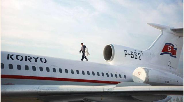 Fuera protectores, un piloto retira las protecciones de los motores de un Tupolev Tu-154.