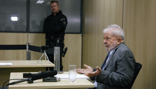 El ex presidente de Brasil Luiz Inácio Lula da Silva hace gestos durante una entrevista con los periódicos El País y Folha de Sao Paulo en la sede de la Policía Federal. (Foto: AFP)