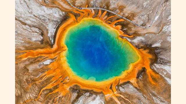 1- GRAN FUENTE PRISMÁTICA, WYOMING, ESTADOS UNIDOS  Ubicada en el Parque Nacional de Yellowstone, esta hermosa fuente parece un arcoíris debido a las bacterias que viven en sus aguas cálidas. Sus aproximadamente 110 metros de diámetro la convierten en la 