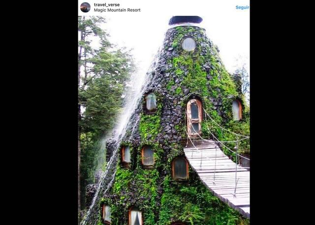 FOTO 7 | Montaña Mágica Lodge, Chile. Enclavada en el corazón de la selva Patagónica de Chile y rodeada por la majestuosa cordillera de los Andes, nace la Reserva Biológica Huilo Huilo, aquí se encuentra el lodge Montaña Mágica. Un edificio en forma de volcán hecho completamente de madera y piedra, recubierto de plantas con una cascada de agua que nos recuerda la majestuosidad de la naturaleza.
El hotel lleva el nombre del libro favorito del propietario, que narra la historia de una montaña que satisface todos los deseos.