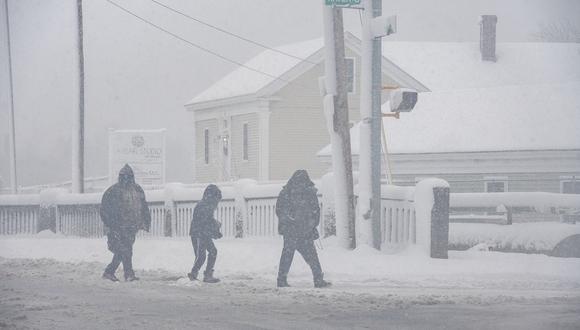Gente camina bajo la tormenta de nieve en Lawrence, Massachusetts. | Foto de Joseph Prezioso / AFP)