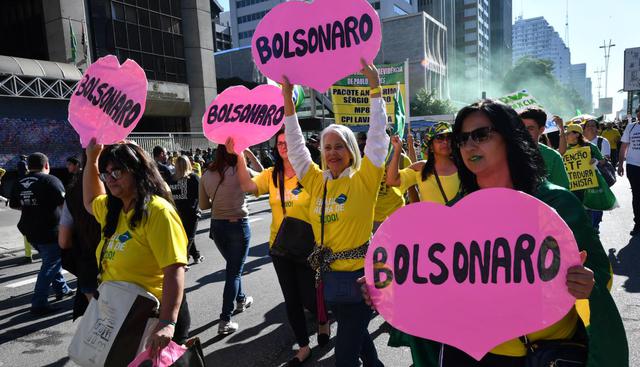 Los simpatizantes salieron en su mayoría con camisetas amarillas y verdes, los colores nacionales, y algunos portaban carteles con mensajes de respaldo al 'Mito', como es llamado Bolsonaro. (Foto: AFP)