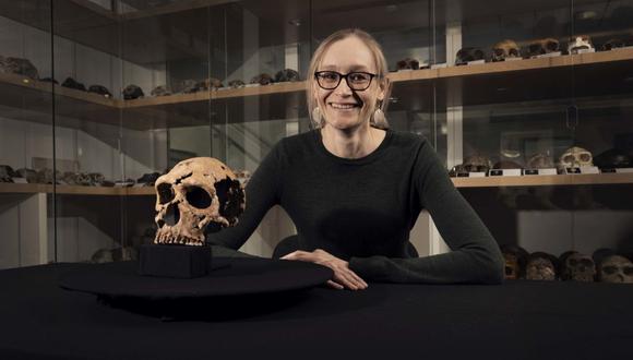 La científica Emma Pomeroy, de la Universidad de Cambridge, posa con el cráneoBBC STUDIOS/JAMIE SIMONDS