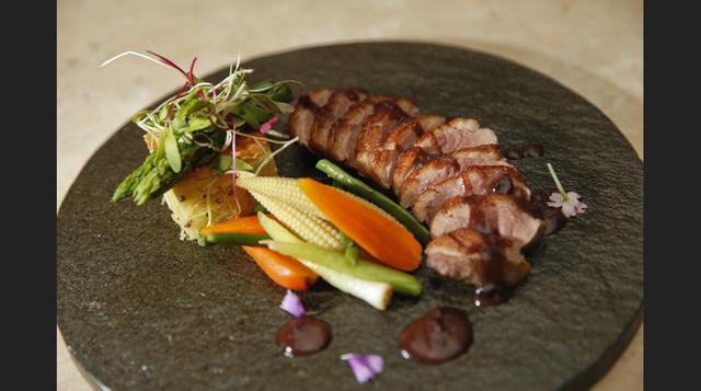 Magret de pato con pastel de quinua y vegetales pequeños con sauco del restaurante "Oceanus" del hotel Delfines. (Foto: Manuel Melgar)