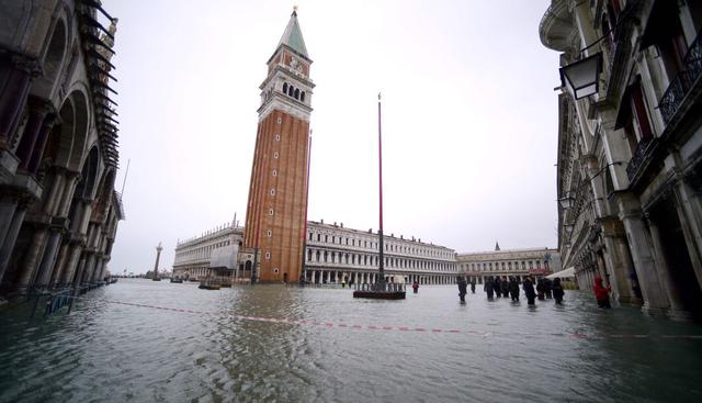 La ciudad de los canales, Patrimonio de la Humanidad, se inundó en la noche entre el 12 y 13 de noviembre por un aumento de la marea de 187 centímetros. (Foto: AFP)