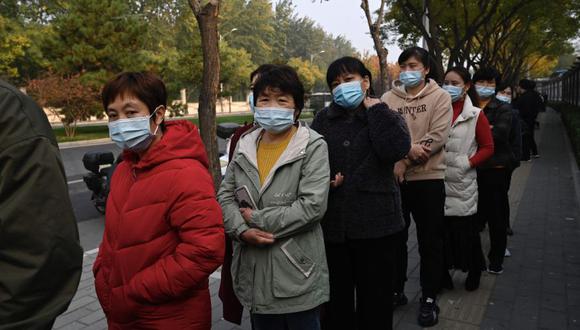 El número total de contagiados activos en la China continental asciende a 912, de los cuales 35 se encuentran graves. (Photo by Jade GAO / AFP)