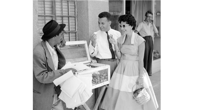 Completar. Asegurada la venta, hay que consultar si desea algo más, recurriendo de nuevo a preguntas concretas: ‘Tenemos un cinto que combina a la perfección con este pantalón’. Es una práctica que busca incrementar el importe de tique medio por compra, c