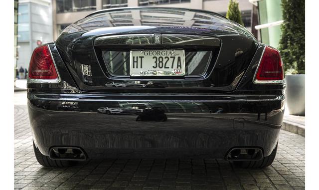 Para construir a mano cada Black Badge Wraith se necesitan más de 70 horas; la lista de espera para uno es de tres meses o más. Aproximadamente 1,000 Wraiths se harán este año; 15% de ellos, o 150 en todo el mundo, serán ediciones Black Badge. Este limita