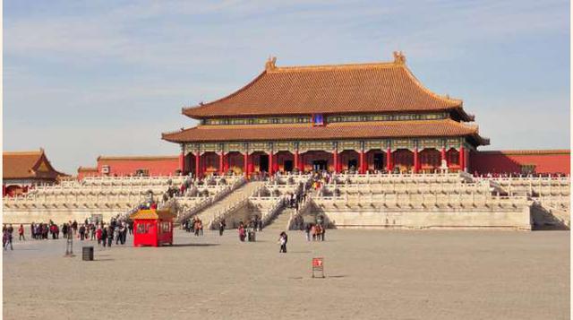 La Ciudad Prohibida (Pekín). Visitas anuales: 15’340,000. Es uno de los lugares más emblemáticos de China. La Ciudad Prohibida fue la residencia de 24 emperadores y sus cortes, desde 1420 hasta mediados del siglo XX. La ciudad tiene 9,999 habitaciones y l