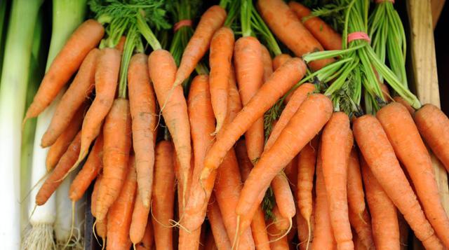 La agencia Reuters informó que Investigadores científicos anunciaron que secuenciaron el genoma de la zanahoria, identificando los genes responsables de características como la abundancia de vitamina A, un importante nutriente para la visión. La vitamina 