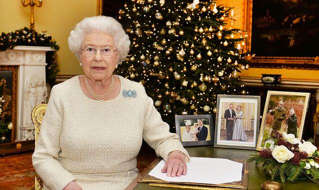 FOTO 11 |  11. El saludo navideño de la Reina.
Después del almuerzo, todos prenden la TV para ver el discurso de la reina por Navidad, grabado con anticipación en el Palacio de Buckingham.