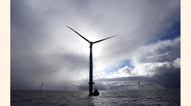 La energía eólica es reconocida como una de las menos contaminantes y seguras del panorama energético europeo. En el caso de la eólica marina, la energía generada por las turbinas tiene un menor impacto sobre el medio ambiente, no requiere vertidos ni mov