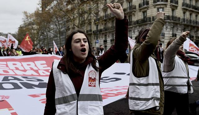 La movilización en Francia contra una reforma de las pensiones cumple este sábado su tercer día con el país semiparalizado por huelgas, especialmente de trenes y transportes públicos. (Foto: AFP)