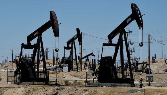 (FILES) This June 24, 2015 file photo shows pumping Jacks at the Chevron section of the Kern River Oil Field near Bakersfield, California.  US crude oil closed nearly nine percent higher August 31, 2015 as the government lowered its domestic crude production estimate and OPEC signaled concern about multi-year low prices. US benchmark West Texas Intermediate for October delivery jumped $3.98 (8.8 percent) to $49.20 a barrel on the New York Mercantile Exchange. It had rebounded more than 11 percent over the five previous sessions, its biggest increase in four and a half years.  AFP PHOTO / MARK RALSTON / FILES
