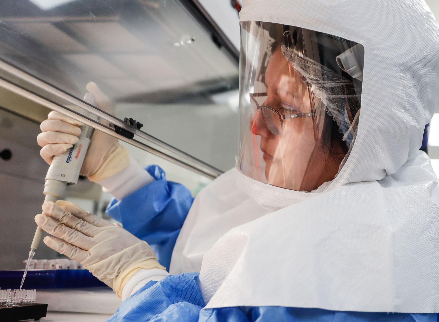 Ministro de Salud sostuvo que comprar pruebas moleculares en el mercado internacional es algo "salvaje" por la alta demanda de países. (Foto: Andina)