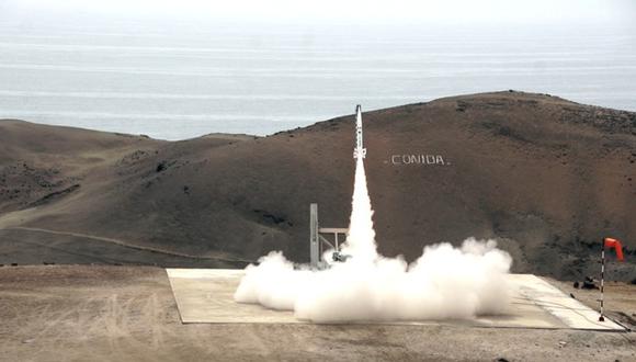 Ministro de Defensa supervisó las labores en torno al satélite peruano y funcionamiento de planta de combustible para propulsar cohetes de investigación científica. (Foto: Difusión)