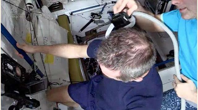 Cortarse el cabello, como los astronautas pueden pasar varias semanas en el espacio, llega un momento en que deben cortarse el pelo. Entonces utilizan una rasuradora conectada a un tubo de aspirador, así evitan que el cabello que se cortó flote por toda l