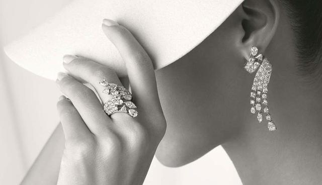 FOTO 1 | Los 11 juegos de joyas, compuestos por collares, pulseras, anillos, aretes, relojes, broches y cintas para la cabeza, están adornados con morganita, perlas cultivadas, otras espinelas de la marca Chanel, piedras lunares, zafiros Padparadscha y diamantes. (Foto: Chanel)
