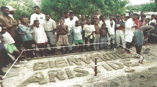El pueblo haitiano se prepara para recibir al restituido presidente Jean-Bertrand Aristide, quien arribará a su país el 15 de octubre. (foto Reuter).