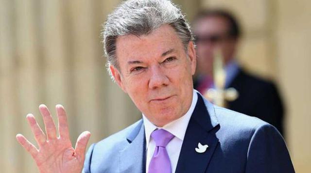 7 de octubre – Después de años de negociaciones con las FARC, el presidente de Colombia, Juan Manuel Santos, recibió el premio Nobel de la Paz.    (Foto: AFP)