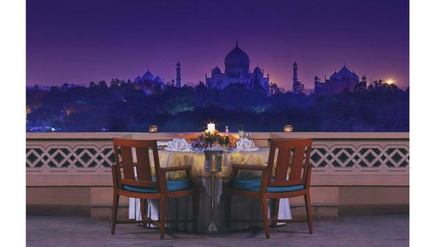 Bajo una luna llena en Taj Mahal, India. Los expertos suelen recomendar que visite el Taj Mahal al amanecer, pero hay un ajuste exclusivo. “Reserve una de las pocas visitas nocturnas disponibles al Taj Mahal durante luna llena, cuando el mayor monumento m