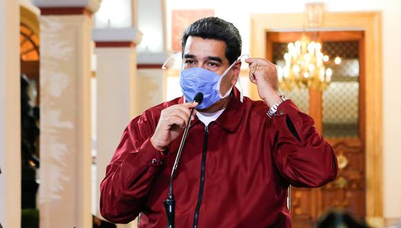 El presidente de Venezuela, Nicolás Maduro, usando una máscara facial mientras hace un anuncio televisado sobre la pandemia mundial de coronavirus COVID-19, en Caracas. (Foto: AFP)