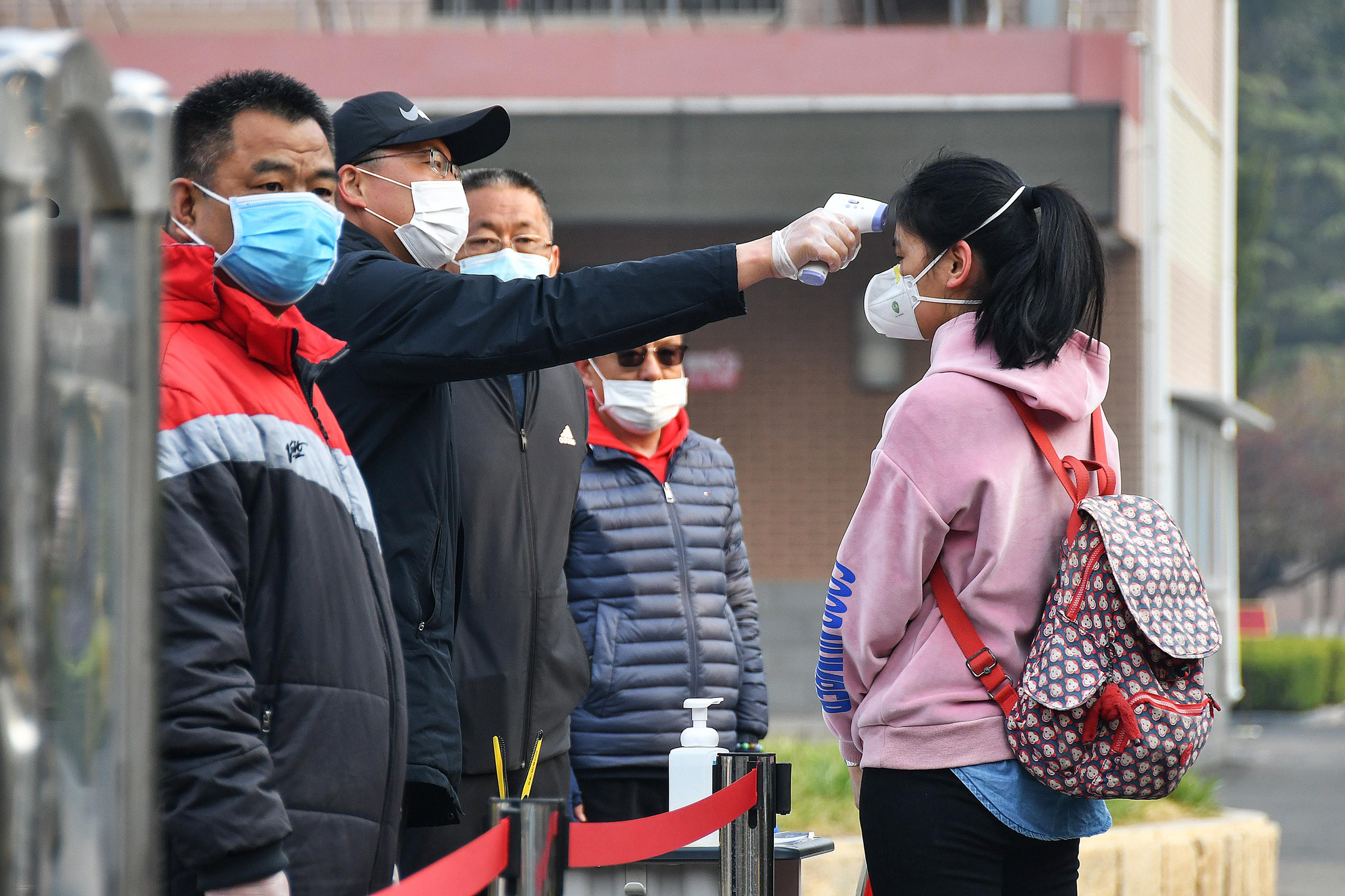 Si bien los investigadores pensaban previamente que la mayoría de los pacientes finalmente terminan desarrollando síntomas, los datos de China indican que un grupo considerable permanece sin síntomas durante la infección y esto resalta el desafío que representa contener la pandemia. (Photo by STR / AFP) / China OUT