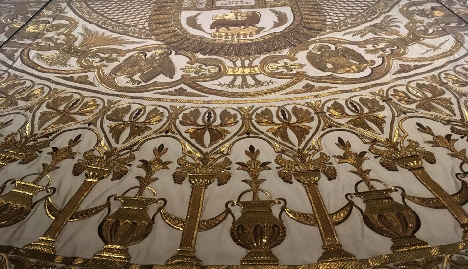 FOTO 1 | Pero si alguien esperaba que se pusiera el grito en el cielo -incluso en la ultraliberal Nueva York donde los católicos son el grupo religioso dominante-, el Vaticano dio su sello de aprobación, incluso prestando 40 objetos eclesiásticos de la sacristía de la Capilla Sixtina. (Foto: AP)