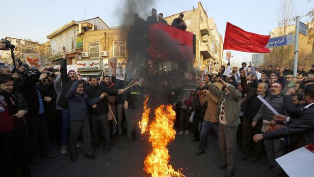 Manifestantes coreaban "¡Muerte al Reino Unido!". (EFE)