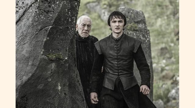 En inglés, Bran Stark ve un "raven" de tres ojos en la serie, mientras que en el libro es un "crow". Su traducción al español es igualemente "cuervo" aunque al parecer los "raven" son cuervos un poco más grandes.