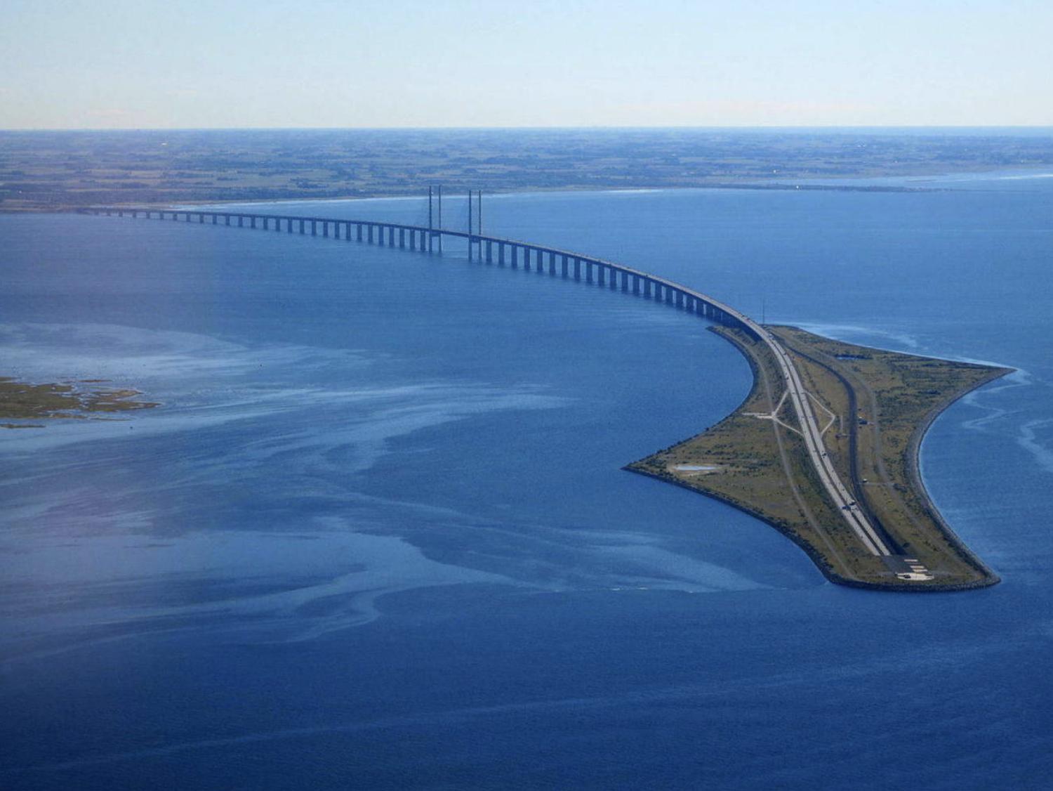 FOTO 1 | Puente de Oresund, Suecia y Dinamarca necesitaban unir sus costas para mejorar sus relaciones y explotar todo lo que ambos países ofrecían. Pensaron en crear un túnel, pero era muy caro, así que pensaron en un puente, pero era demasiado complejo. Así que crearon un mixto que resultó una obra de arte.