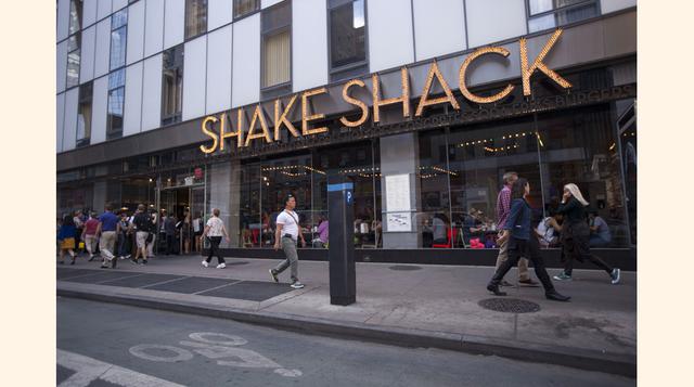 El Shake Shack es la cadena de hamburguesas preferida por los agentes de la Bolsa de Nueva York. Está ubicada en Manhattan, justo al lado del edificio de Goldman Sachs. (Foto: Bloomberg)