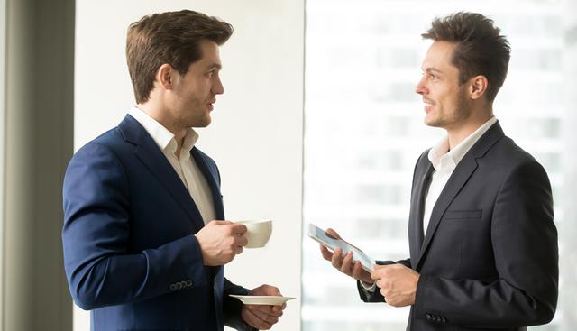 FOTO 4 | 4. Habla con una persona de confianza
A veces se necesitará también una descarga a tierra. Encontrar una persona con quien dialogar, expresar lo que se siente dentro o fuera del trabajo y sacar las emociones hacia afuera, es una forma de canalizar la ansiedad, el estrés, la decepción y la frustración que puede invadir a los empleados en ciertos momentos.
Prácticas que ayudan: enfocarse en las soluciones, no sólo en los planteos cerrados de los problemas, del estilo “Esto es así, y si no se da como yo digo, las cosas no van a cambiar”. Empezar a observar otros puntos de vista. Evitar derivar las conversaciones por fuera del eje del problema: esto significa dejar de trivializar y socializar, ya que le resta peso a la charla que está en curso. Tampoco dar lugar a los chismes. (Foto: Freepik)