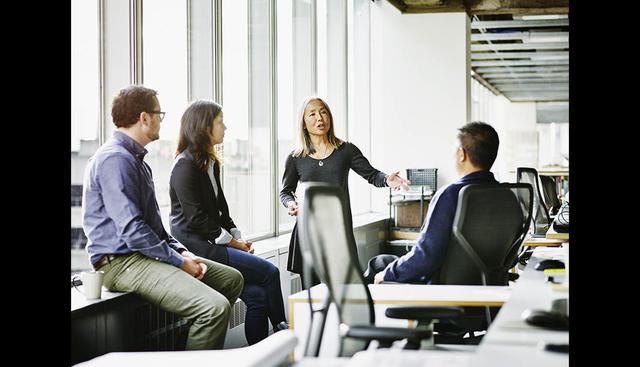 FOTO 7 | 7. CREÍBLE
image
Se trata de sugerir, a través del nombre, ciertas características que refuerzen la función del producto. A un dentrífico que se le denomine Microflúor, se pone el acento en una función de prevención. Lo mismo sucede con Pantene, a la que se le añadió un apelativo (Pro V) que recuerda a tecnología e investigación.