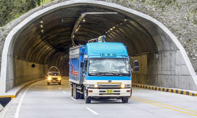 FOTO 3 | Antes de la existencia de esta obra, sin contratiempos climáticos, tomaba hasta 20 minutos circular por la zona de la quebrada Yanango. En épocas de lluvia, el pase se solía interrumpir por horas o días. Esas tediosas esperas comenzaron en el 200