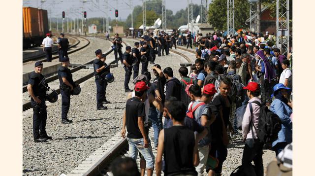 Los divididos líderes europeos celebrarán una cumbre de emergencia este miércoles 23 en busca de una respuesta creíble a la peor crisis migratoria que afecta al continente desde la Segunda Guerra Mundial. (Foto: Reuters)