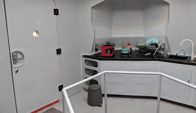 FOTO 4 | La casa “módulo solar” cuenta con una cocineta, un baño y una serie de huecos para guardar cosas. (foto de la cocina)