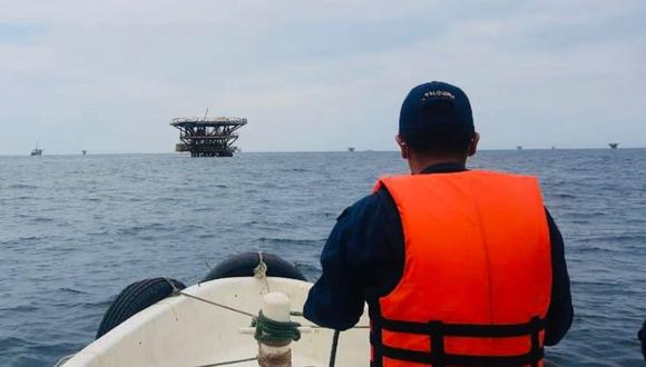 La empresa Savia activó su plan de contingencia tras ocurrido el derrame de petróleo en el mar de Talara. | Foto: Facebook / Marina de Guerra del Perú