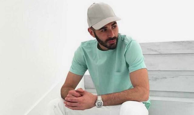 Karim Benzema: Patek Philippe. El delantero francés es uno de los grandes amantes de la relojería de la plantilla blanca. En esta reciente imagen de su cuenta aparece con una fabulosa versión cronógrafo del Nautilus de Patek Philippe. En otras ocasiones l