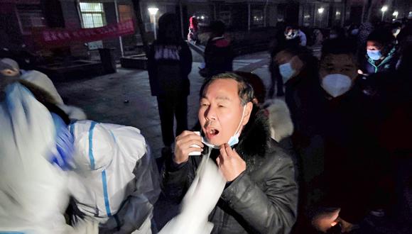 Las autoridades de la ciudad de Anyang, en la provincia central de Henan, ordenaron el lunes por la noche a sus cinco millones de habitantes permanecer en casa y no circular en vehículos particulares, indicó la agencia oficial Xinhua. (Photo by AFP) / China OUT