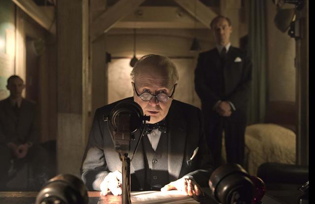 FOTO 8 | "El instante más oscuro”, US$ 6,4 millones.
Gran Bretaña, Segunda Guerra Mundial. Pocos días después de convertirse en Primer Ministro, Winston Churchill (Gary Oldman), debe tomar una difícil decisión. En pleno avance de las tropas nazis por toda Europa Occidental, cuando la amenaza de invasión es inminente, Churchill tendrá que elegir entre luchar contra Hitler o aceptar el acuerdo de paz que este le ofrece pactar.  (Foto: IMDB)