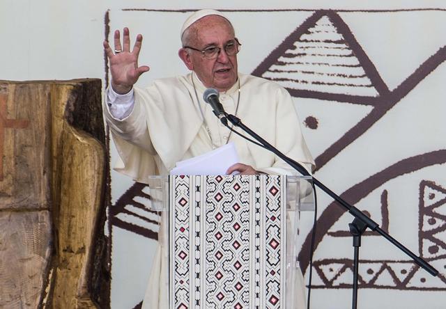 FOTO 7 | “La defensa de la tierra no tiene otra finalidad que no sea la defensa de la vida. (…), paralelamente, existe otra devastación de la vida que viene acarreada con esta contaminación ambiental propiciada por la minería ilegal. Me refiero a la trata de personas: la mano esclava o el abuso sexual”. (foto: afp)