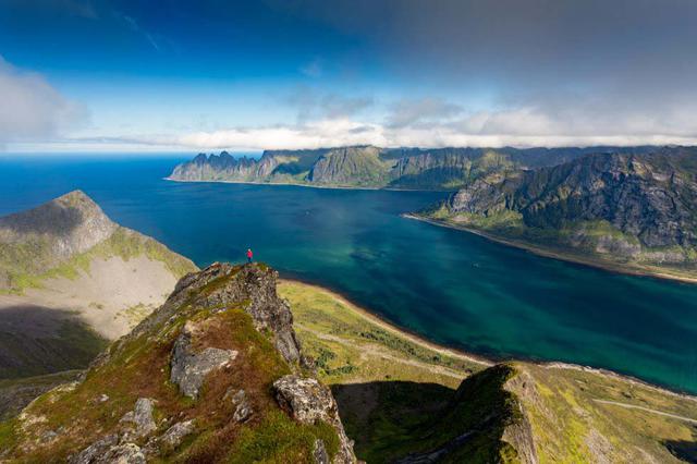 Isla de Senja (Noruega). Mar, acantilados escarpados, pueblos de pescadores al abrigo de calas, montañas, lagos y bosques. El paisaje cambia dramáticamente según la época del año, desde el sol de medianoche a las auroras boreales.