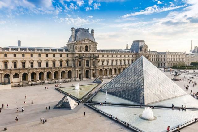4. El museo más grande del mundo, con su pirámide “obstinadamente moderna”, es también uno de los más bellos del mundo. No hay nada como el Louvre de París.