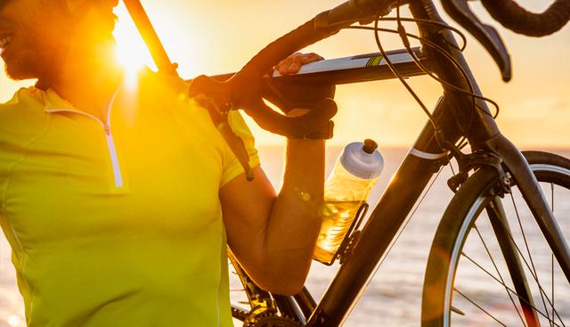 FOTO 5 | 5. ¿Qué significan las siglas HD bordadas en el maillot amarillo?Son las iniciales de Henri Desgrange, principal dirigente de la carrera hasta la Segunda Guerra Mundial. Tras ese paréntesis, Jacques Godet, que recogió el testigo, decidió en 1948 rendirle homenaje poniendo su nombre en el maillot, pero como era muy caro bordar en las prendas de lana, se conformó con las iniciales.