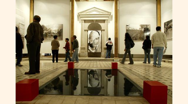 Magnífica también es la Casa de Riva Agüero, del siglo XVIII, con bonitos balcones de madera, un elegante patio y mobiliario de época, así como la Casa de Osambela, de color añil, en su día la casa más alta de Lima; desde su torre de observación se veía e