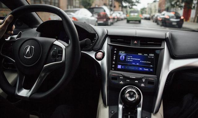 Christensen, que diseñó el exterior, ha dicho que utilizó "animales y árboles" como puntos de referencia en la contenida apariencia final; no veo del todo los álamos o los sauces en el NSX, pero claramente hay presente una cuidadosa sobriedad. M