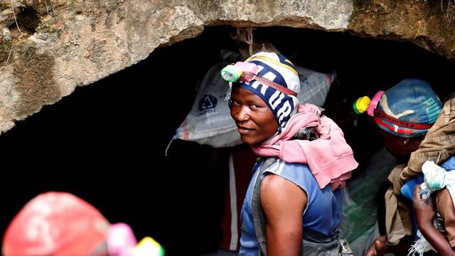 FOTO 4 | Un minero sonríe a la cámara.