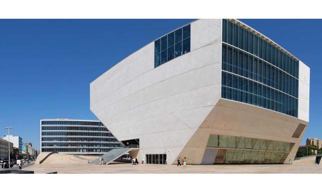 CASA DA MÚSICA – PORTUGAL. La diseñó el arquitecto holandés Rem Koolhaas, compo parte del evento Porto Capital Europea de la Cultura en 2001 (Porto 2001). Es un icono de la ciudad.