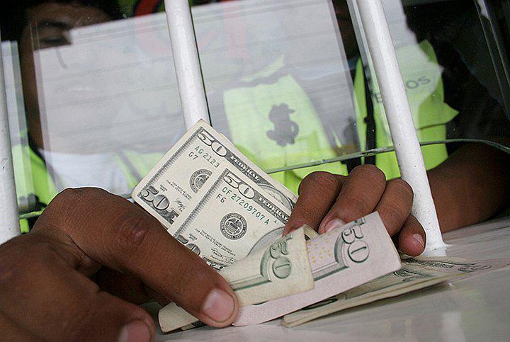 El Banco Mundial calcula que la cantidad récord de US$ 529,000 millones fue transferida de países desarrollados a través de canales oficiales en el 2018, el último año del que hay cifras disponibles. Miles de millones más se movieron sin pasar registro.